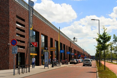 1024px 2015 Winkelstraat Vierhavensstraat met o.a de Bruynzeel Keukens Big Shop 01