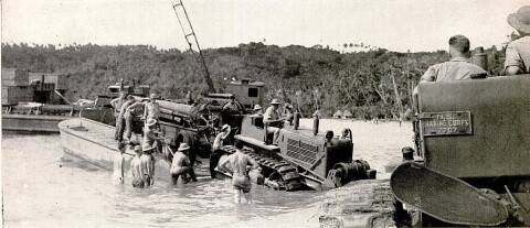 1024px American army in Wallis island in 1942   unloading a 155mm coast artillery gun