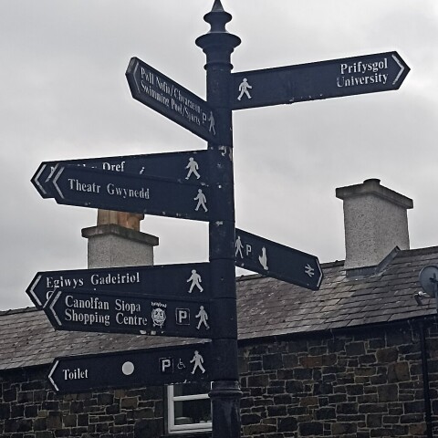 1024px Directional signpost bilingual english welsh in Bangor 2023