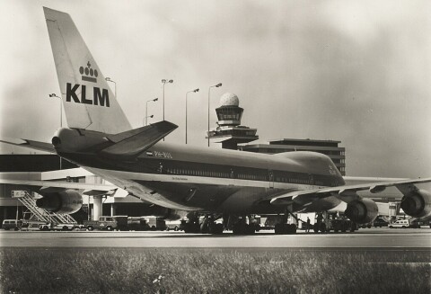 1024px Een Boeing 747 van de KLM geparkeerd op luchthaven Schiphol, Inventarisnummer NL HlmNHA Hmr 09136