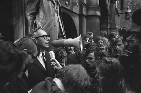 1024px Protestmars van duizenden scholieren en studenten voor hu aan Biafra, Den Haag ., Bestanddeelnr 923 1646