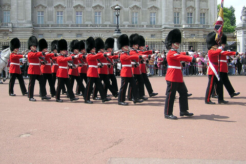 1024px Queens.guard.buck.palace.arp