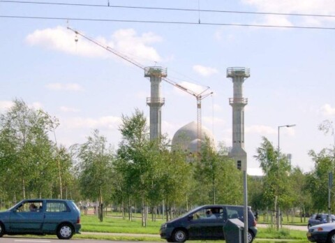 1024px Rotterdam Laantjesweg gezien vanaf de 2e Rosestraat met de bouw van de Essalam Moskee. 6 september 2006