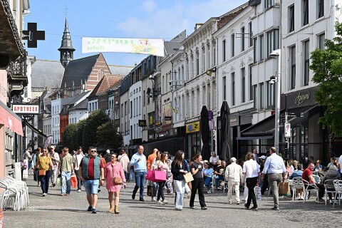 1024px Shopping street between Hopmarkt and Grote Markt, Aalst, 2025