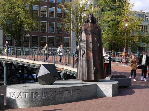 1024px Spinoza monument in bronze sculpture, at Waterlooplein square; free photo Amsterdam, Fons Heijnsbroek, 12 10 2021