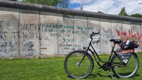 1024px The wall (36104545110)