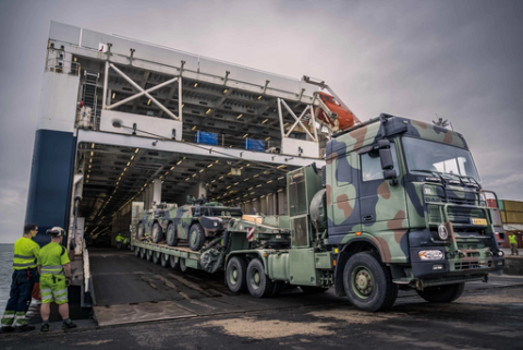 512px Exercise Noble Jump 23 Unloading Equipment in Cagliari   Daf Tropco 650 KN Dutch Army.webp